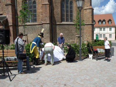 Vorschaubild: Enthüllung des Gedenksteins.