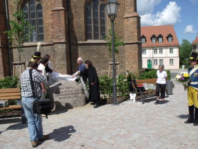 Vorschaubild: Enthüllung des Gedenksteins.