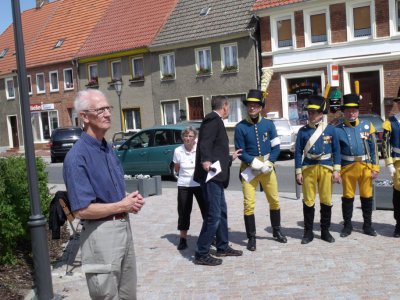 Vorschaubild: Der schwedische Schriftsteller spricht zur Einweihung des Gedenksteins.