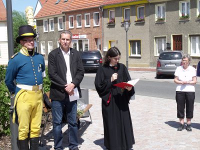 Vorschaubild: Pastorin Fenner spricht ein Gebet.