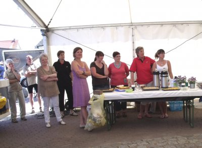 Vorschaubild: Im Festzelt gibt es Kaffee und Kuchen.