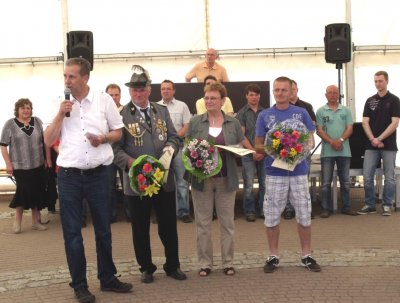 Vorschaubild: Der Bürgermeister zeichnet Volker Krüger, Hannelore Dietzel und Mario Heinzel aus.