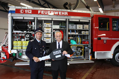 Symbolische Schl&uuml;ssel&uuml;bergabe durch Amtsdirektor Ulrich Noack (re.) an Marian Scheiter (li 