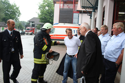 MItarbeiter des Burger Ordnungsamtes probieren Umgang mit hydraulischen Rettungsger&auml;t 