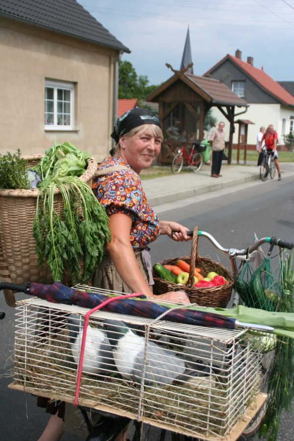 Bild: Mit Federvieh und frischem Gemüse gingen die Fehrowerinnen auf den Markt.