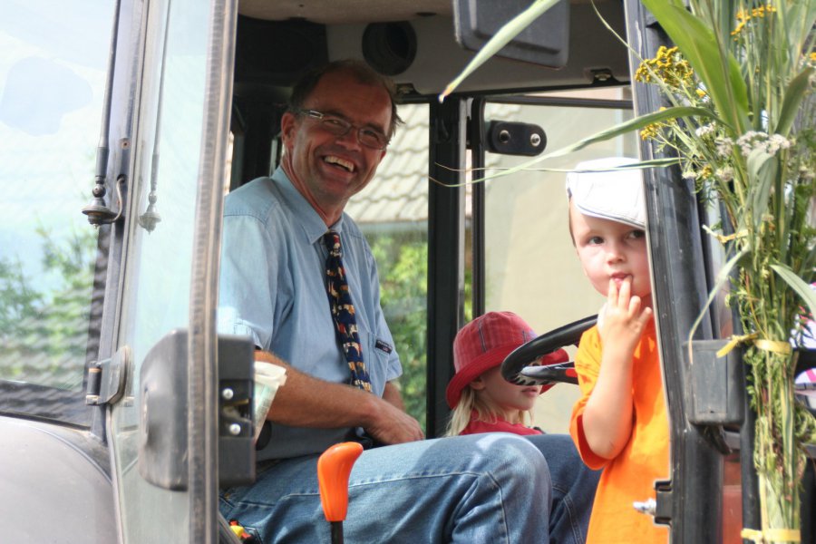 Bild: Thomas Miedke, Chef der Fehrower Agrarbetrieb GmbH ist mit Nachwuchs dabei.