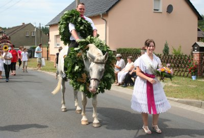 Die Jugend pflegt das Hahnrupfen  (Bild vergr&ouml;&szlig;ern)