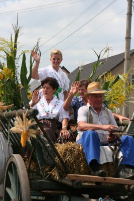Dissen gr&uuml;&szlig;t Fehrow, hier mit der Brandenburger Erntek&ouml;nigin Christin Hassatzky.  (Bild vergr&ouml;&szlig;ern)