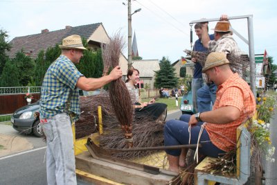 Alte b&auml;uerliche Tradition in dritter Generation: Rutenbeserfamilie Smoger   (Bild vergr&ouml;&szlig;ern)