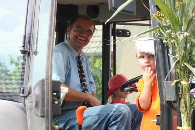 Thomas Miedke, Chef der Fehrower Agrarbetrieb GmbH ist mit Nachwuchs dabei.  (Bild vergr&ouml;&szlig;ern)