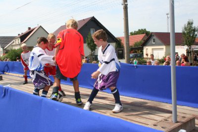 Bei Blau-Wei&szlig;  spielen schon die J&uuml;ngsten Fu&szlig;ball.  (Bild vergr&ouml;&szlig;ern)