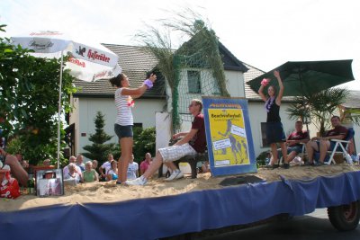 Auch Beachvolleyball gibt es  (Bild vergr&ouml;&szlig;ern)