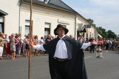 Der Nachw&auml;chter beschlie&szlig;t den Umzug.  (Bild vergr&ouml;&szlig;ern)
