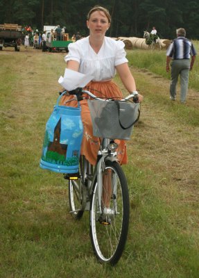 Klappt alles?: Mit-Organisatorin Beate Apitz  ist mit dem Fahrrad schnell unterwegs  (Bild vergr&ouml;&szlig;ern)