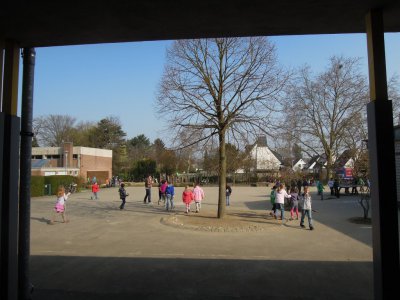 Teilansicht Schulhof vom Schulgeb&auml;ude aus gesehen 