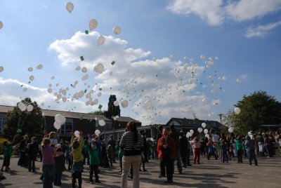 Schulhof beim Schulfest 