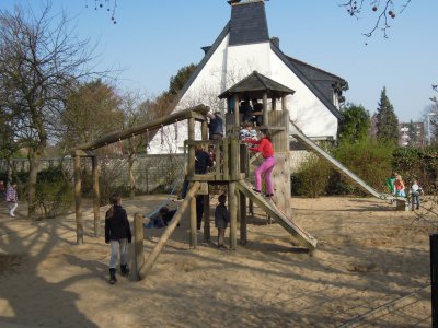 Kletterger&uuml;st im hinteren Teil des Schulhofs 