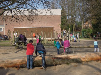 viel Platz zum spielen, Hintergrund: Kletterwand 