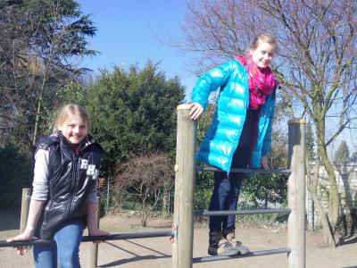 Hannah und Ayleen an der Kletterstange! 
