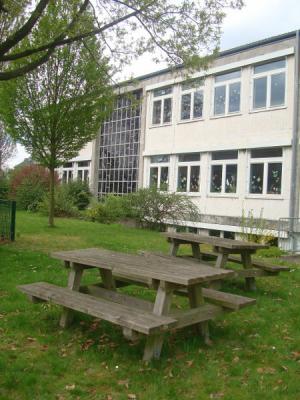 Stra&szlig;enseite mit Garten 