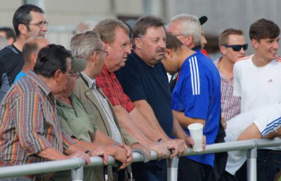 Dicht gedr&auml;ngt standen die Zuschauer beim Derby. 