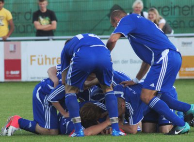 Riesengro&szlig;er Jubel herrschte beim FC Vorw&auml;rts R&ouml;slau nach dem 3:0-Derbysieg &uuml;ber den TSV Thiersheim. 