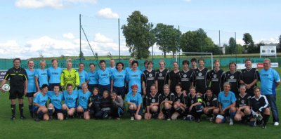 Vor dem Spiel stellten sich beide Teams mit Schiedsrichter Michael S&ouml;llner zum Erinnerungsfoto. 