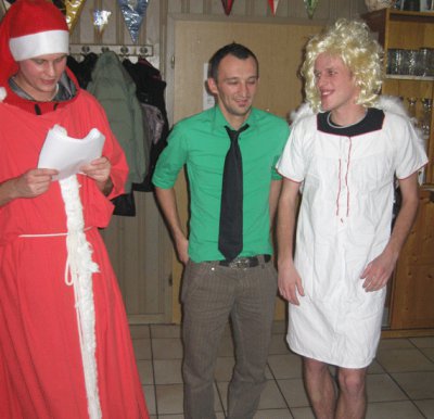 Als Nikolaus und Weihnachtsengel fungierten diesmal Michael Arzberger (links) und Ralf Medick. 