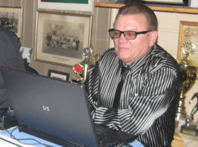 Rainer Dennd&ouml;rfer als DJ -  bis 5.30 Uhr wurde gefeiert. 