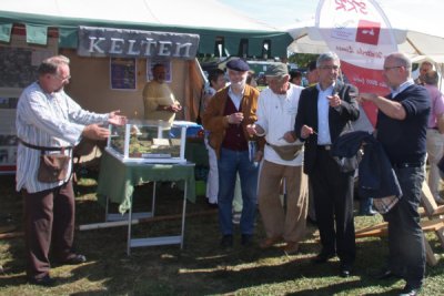 Im Zeltlager informierte sich Innenminister Lewentz am 3 KR- Stand &uuml;ber die vielf&auml;ltigen Limesaktivi  (Bild vergr&ouml;&szlig;ern)