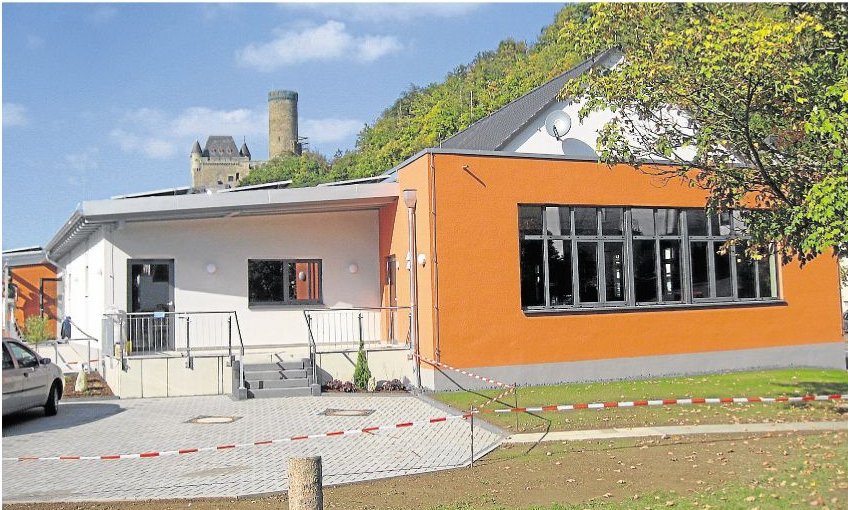Bild: Die Farbe Orange für das historische Burgschwalbach mit seiner Burg, prägt den seitlichen Anbau