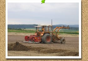 Der Boden wird gelockert  