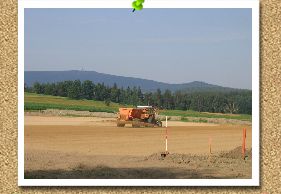 Sand wird aufgestreut  