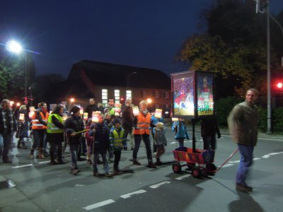 Die M1 geht gleich hinter unserer sch&ouml;nen Laterne 