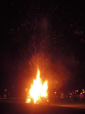 Im  Park wartet das gro&szlig;e Feuer! 