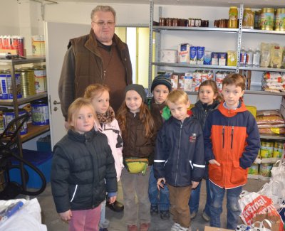 In der Speisekammer lagern die Lebensmittel, aus denen die warmen Mahlzeiten zubereitet werden. 