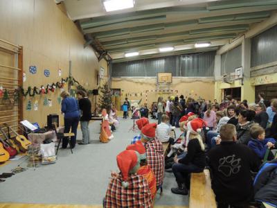 Die Turnhalle f&uuml;llt sich 