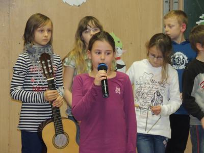 Jasmina sagt ein Gedicht auf 