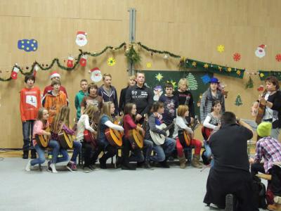 Klasse 6 singt und spielt 