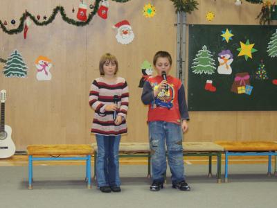 Jorinde und Tobias tragen ein Gedicht vor 
