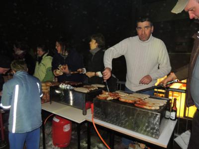Danach bieten die einen kleinen Weihnachtsbasar 