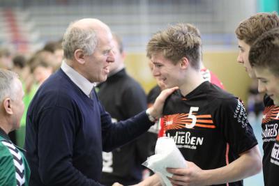 Wettkampfleiter Gottfried Schiller gratuliert Thies Bergemann HV Schleswig-Holstein zum 17. Gebursta 