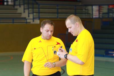 Schiedsrichter Karsten Schmidt und Tino Franke (rechts) 