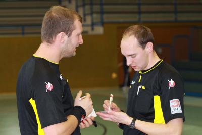 Schiedsrichter: Felix Magalowski (links), Andre Schwieger (rechts) 