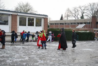 Und jetzt geht es auf den eisigen Schulhof! 