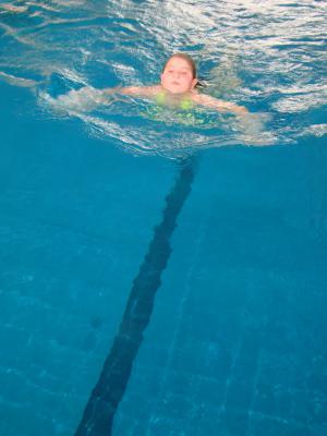 Lara schwimmt als Zweite bei der erfolgreichen Staffel. 