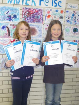 Verena und Elena sind stolz auf ihre Urkunden! 
