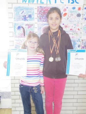 Mia freut sich &uuml;ber ihre Urkunde, Mina freut sich &uuml;ber ihre 3 Medaillen! 
