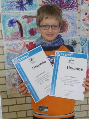 Fabrice ist stolz auf seine beiden Urkunden!! 