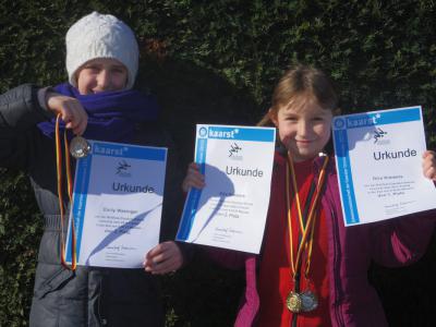 Stolze Erstkl&auml;ssler: Unsere Gewinner Emily und Rike! 